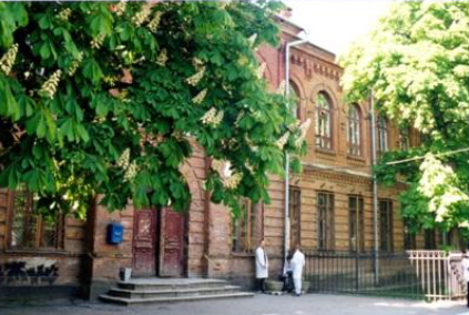 Здесь, на ул. Морозова, во второй половине 30-х годов располагалась школа №6 (ныне один из корпусов Медицинского университета)