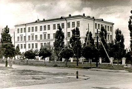 В 1953 году на фундаменте школы по улице Мира было построено новое каменное здание, правда, без мраморных лестниц и колонн, но тоже очень хорошее.