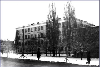 К 200-летию города Ставрополя в 1977 году к школе пристроили ещё одно здание, по сути дела еще одну школу.